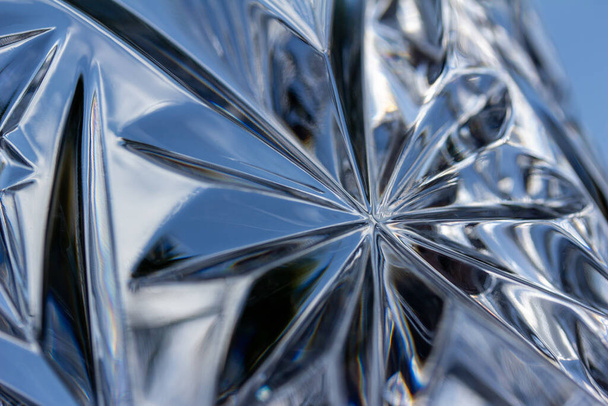 Yıldız patlaması tasarımı ile parıldayan kurşun kristal cam yüzeyinin makro sanat dokusu soyut arka planı - Fotoğraf, Görsel