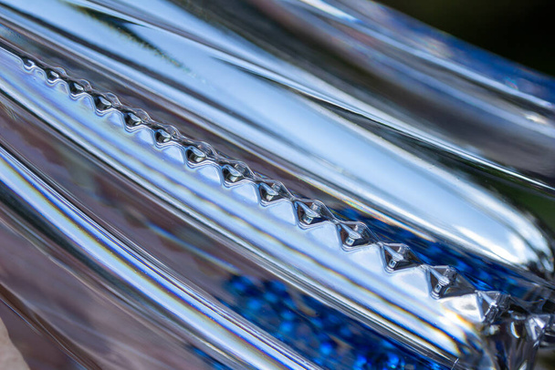Текстура макро-мистецтва абстрактний фон мерехтливої свинцевої кристалічної скляної поверхні з ребристими лініями дизайну
 - Фото, зображення