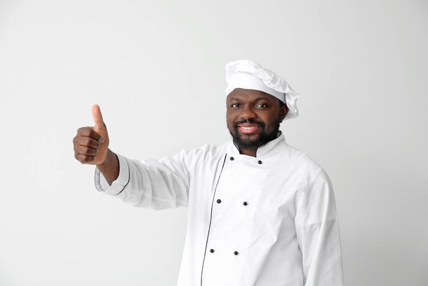Αρσενικό Αφρο-Αμερικανός σεφ δείχνει αντίχειρα-up σε λευκό φόντο - Φωτογραφία, εικόνα