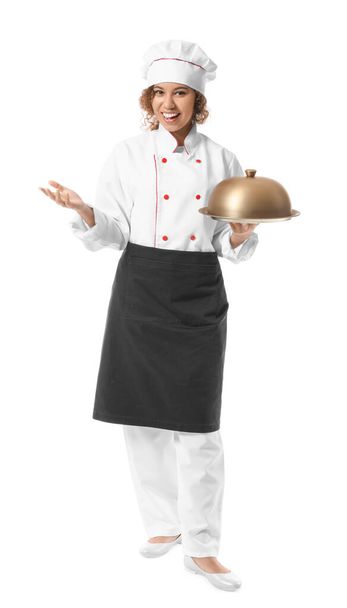 Cuoca afro-americana con vassoio e cloche su sfondo bianco - Foto, immagini