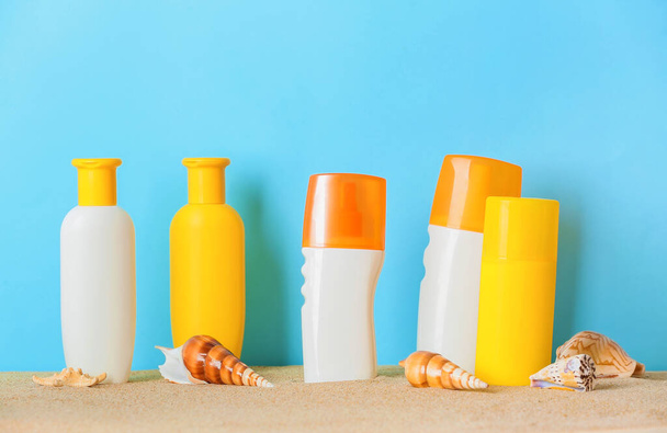 Flessen zonnebrandcrème op kleur achtergrond - Foto, afbeelding