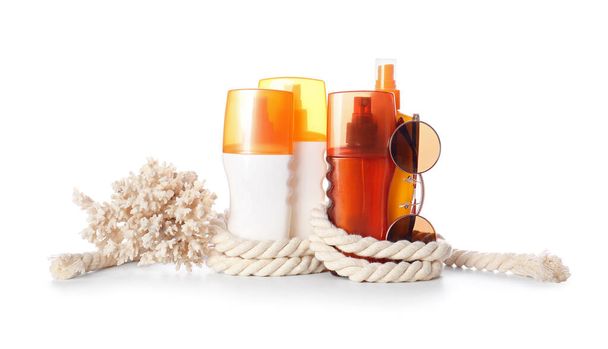 Botellas de protector solar con gafas de sol sobre fondo blanco
 - Foto, imagen