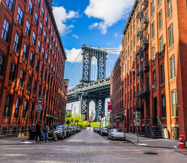BROOKLYN, NEW YORK - MAY 4, 2020: Iconic Manhattan Bridge and Empire State Building view from Washington Street in Brooklyn, New York - Foto, Imagem