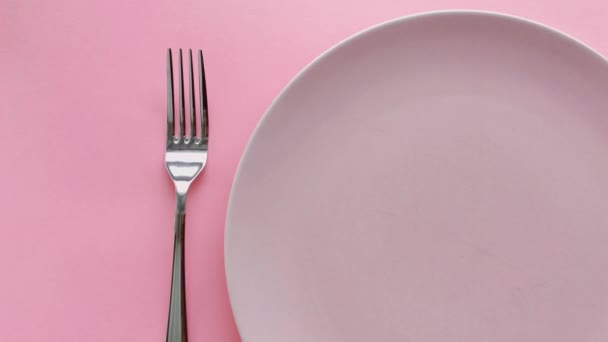 Pinkfarbene Tischdekoration, leerer Teller und Besteck für luxuriöse Dinner-Party, Hochzeit oder Geburtstagsfeier - Filmmaterial, Video