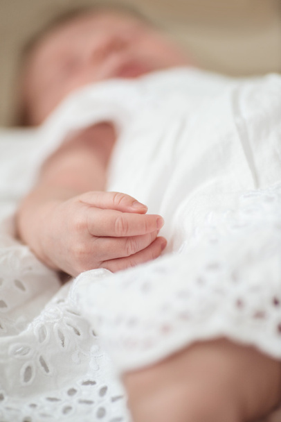 Ручна деталь сплячої новонародженої дівчинки
 - Фото, зображення