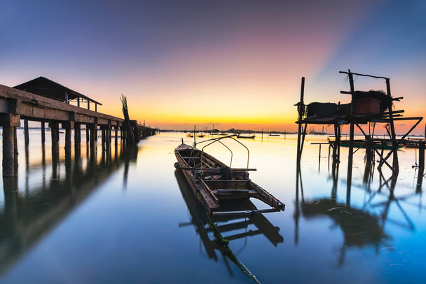 Puiset kanootit / perinteinen vene kalastajakylässä auringonlaskun aikaan Setokokissa, Batamissa, Indonesiassa - Valokuva, kuva