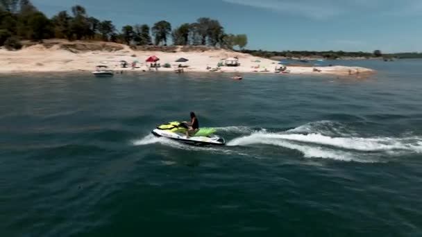 4K A hölgy jet ski-n fut a tó felett  - Felvétel, videó