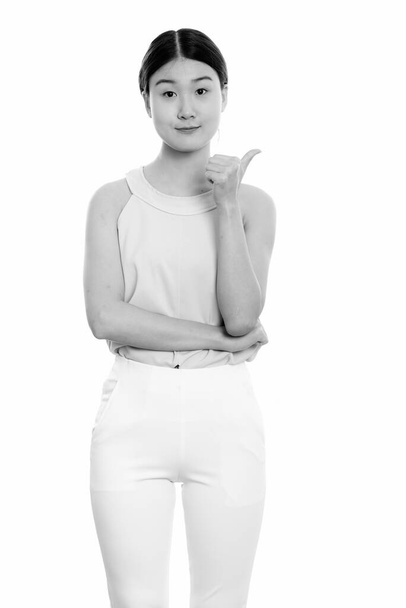 Estudio de la joven hermosa mujer asiática sobre fondo blanco en blanco y negro - Foto, imagen