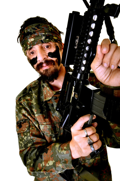 boos soldaat houden pistool op witte achtergrond - Foto, afbeelding