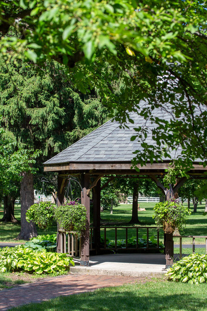 Paisagismo gazebo de madeira em um cenário parque da cidade
 - Foto, Imagem