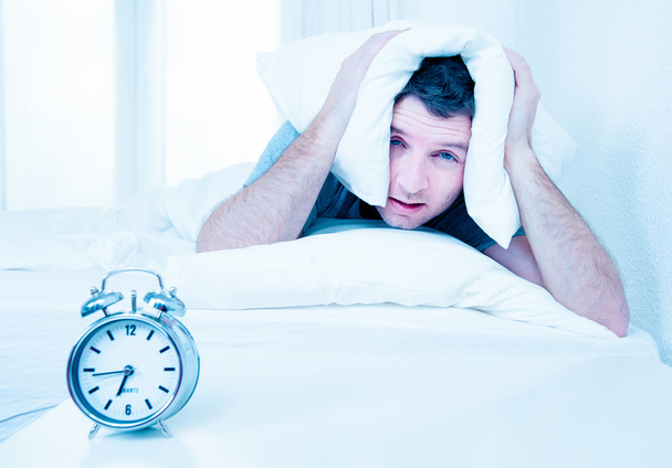 Schlafender Mann am frühen Morgen durch Wecker gestört - Foto, Bild