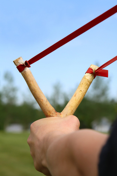 Slingshot aimed and ready - Foto, afbeelding
