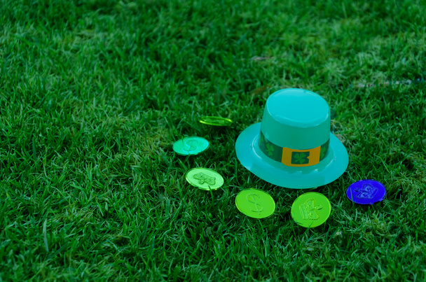 St Patrick's Day hat and coins on grass - Foto, Imagen