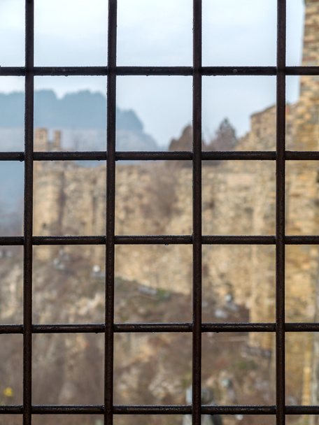 Fortezza vista attraverso la finestra della prigione con barre metalliche
 - Foto, immagini