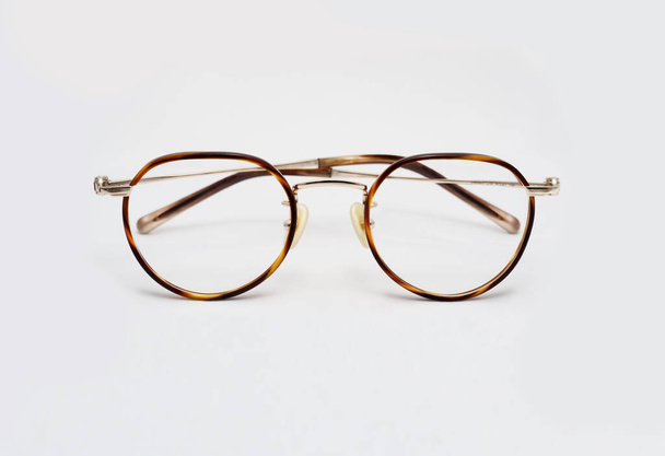 Elegantes gafas sin marca con retoque limpio sobre fondo aislado
 - Foto, imagen