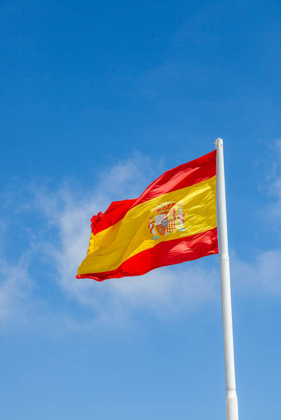 Az 1978. évi spanyol alkotmányban meghatározott spanyol zászló három vízszintes csíkból áll: piros, sárga és piros, a sárga csík kétszer akkora, mint az egyes piros csíkok. Hagyományosan, a középső sávot határozta meg a több... - Fotó, kép
