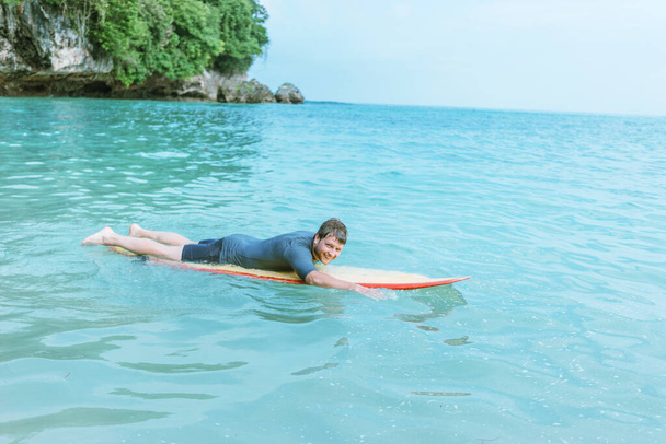 Man with surfboard on the beach. - Fotoğraf, Görsel