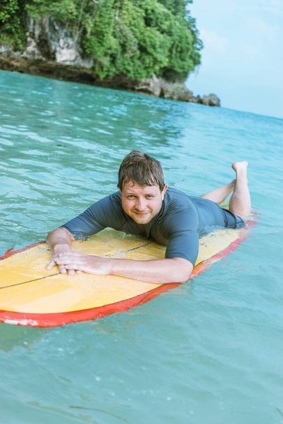 Man with surfboard on the beach. - Valokuva, kuva
