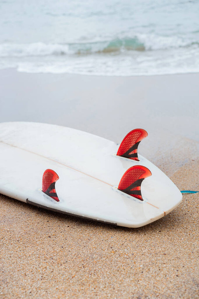 Surf Board lying on the beach on the yellow sand. - Fotoğraf, Görsel