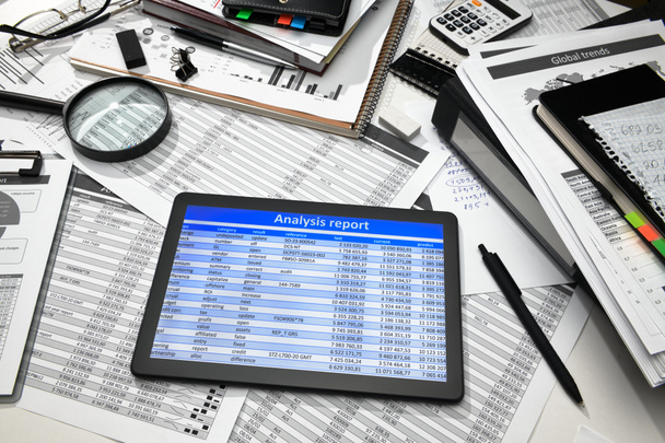 ビジネスオフィスデスククローズアップ-画面上のテーブルとグラフを持つタブレットコンピュータ、財務報告、分析と会計、帳簿書類のセット - 写真・画像