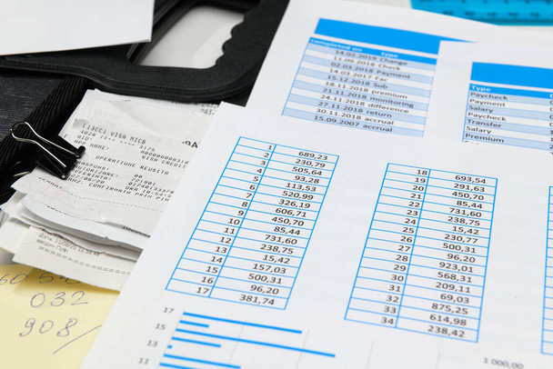 business office desk closeup - informes financieros, análisis y contabilidad, conjunto de documentos, tablas y gráficos, diversos elementos para contabilidad, calculadora - Foto, Imagen
