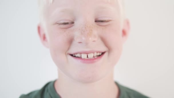 Blonďatý chlapec předvádí své krásné zuby. - Záběry, video