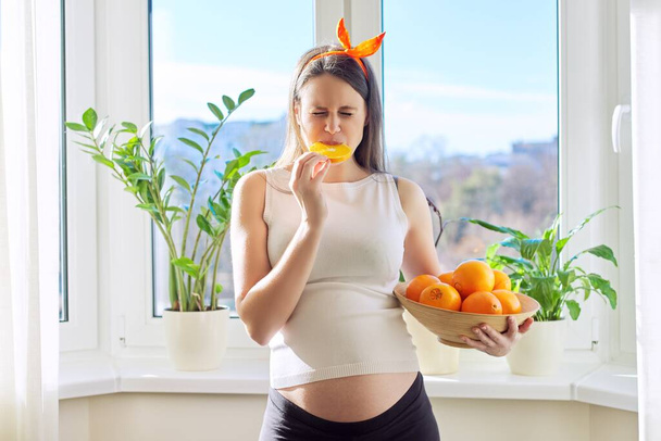 Healthy vitamin food, Beautiful happy pregnant young woman with oranges - Foto, Imagem