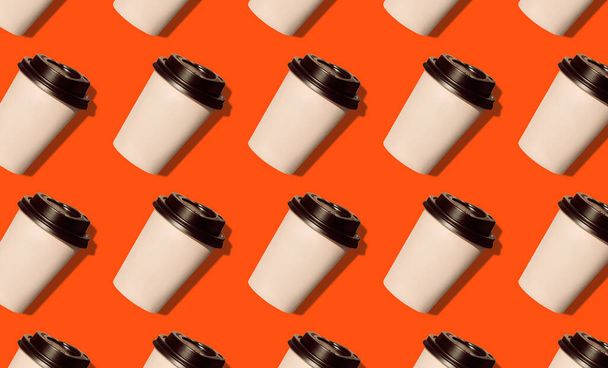 Kávé megy rendszeres minta készült fotó egy buja láva háttér. Kraft papír poharak fekete fedéllel és természetes fényes napernyővel. Az életstílus elveszi a forró italok koncepcióját. Trendi lapos, felülnézeti. - Fotó, kép