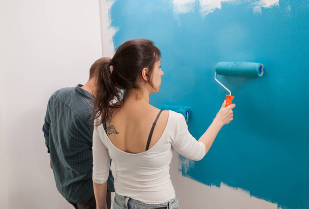 Nainen maalaamassa seinää - Valokuva, kuva