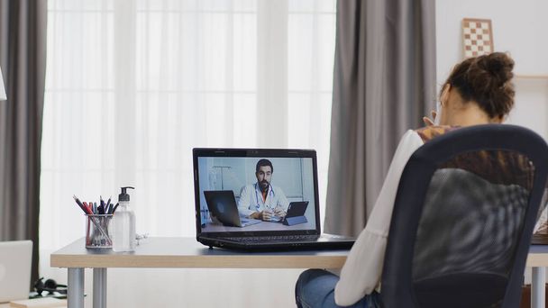 Жінка у віддаленому відеозв'язку зі своїм лікарем
 - Фото, зображення
