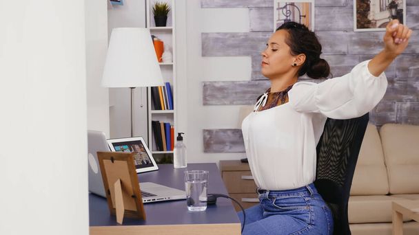 Уставшая женщина в домашнем офисе
 - Фото, изображение