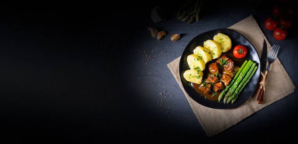 dumplings with beef goulash and green asparagus - Фото, зображення