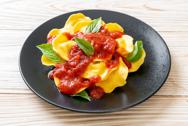 Ravioli tomaattikastikkeella ja basilikalla - italialainen ruokatyyli - Valokuva, kuva