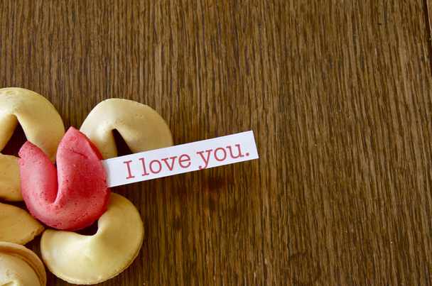 Kocham cię - czerwony fortune cookie - Zdjęcie, obraz