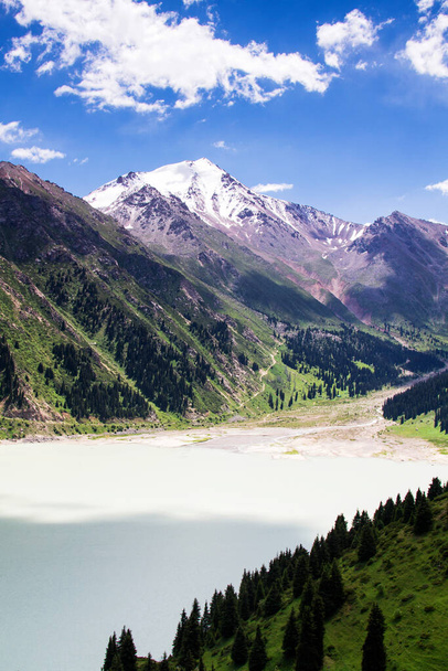 Εντυπωσιακή γραφική λίμνη Big Almaty, Tian Shan Βουνά στην Αλμάτι, Καζακστάν, Κεντρική Ασία - Φωτογραφία, εικόνα