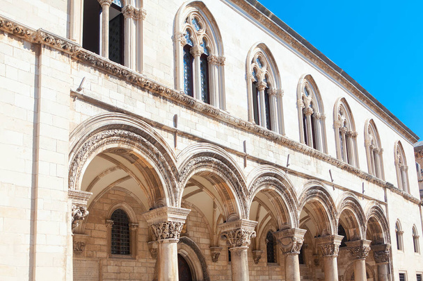 Fassade des Rektorenpalastes in Dubrovnik. Architekturbögen der mittelalterlichen Burg  - Foto, Bild
