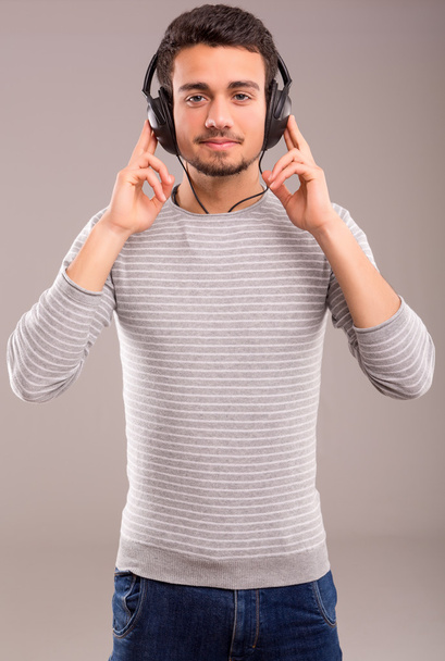 Muž poslouchající hudbu - Fotografie, Obrázek