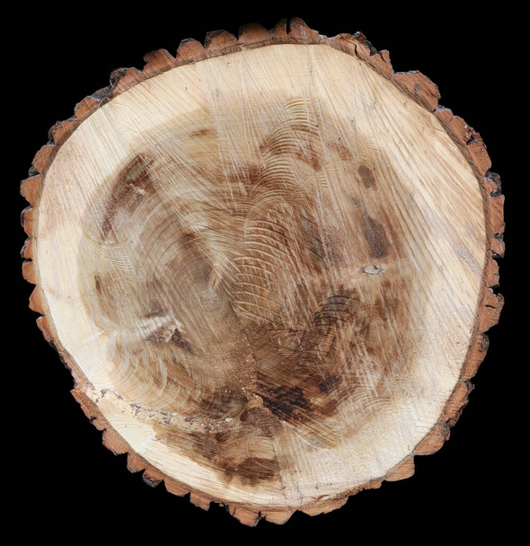 A régi juhászfa törzsének keresztfűrész-vágását dekorációs tárgyak gyártására használják. Fekete makrofelvételen elszigetelve - Fotó, kép