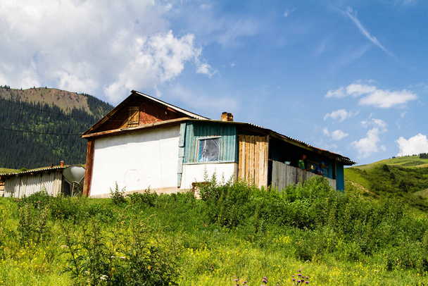 SARY TAG, KASAKHSTAN - 7. JULI 2015: Altes, traditionelles Haus in den Bergen im Tian Shan Gebirge, Kasachstan, Zentralasien - Foto, Bild