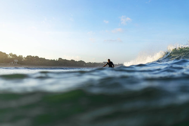 Surfista en el océano en grandes olas. Bali surfeando tiro aéreo. Estilo de vida activo saludable. - Foto, Imagen