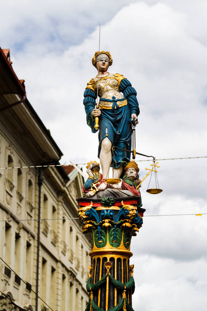 Themis szobor Bern történelmi központjában, Svájcban - Fotó, kép