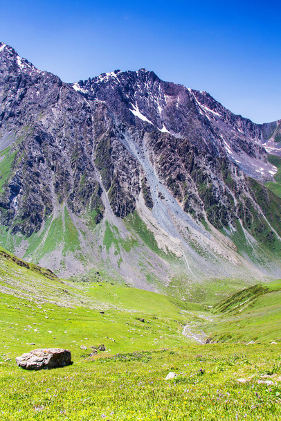 Meseta de Alatau en las montañas de Tian Shan, Karakol, Kirguistán, Asia Central
 - Foto, imagen