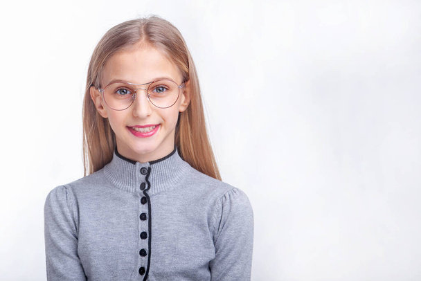 スタジオでのビジョンのためのメガネの少女10代 - 写真・画像