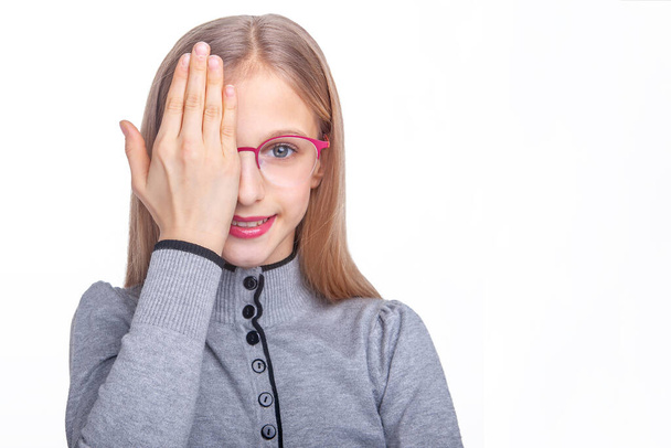 chica adolescente en gafas para la visión en el estudio
 - Foto, imagen