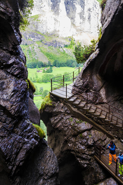 Водоспад Труммельбах впадає в долину Лаутербруннен (кантон Берн, Швейцарія).. - Фото, зображення