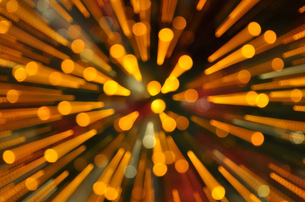 Foto van abstracte oranje lichtstreep of zoom burst in de nacht - Foto, afbeelding