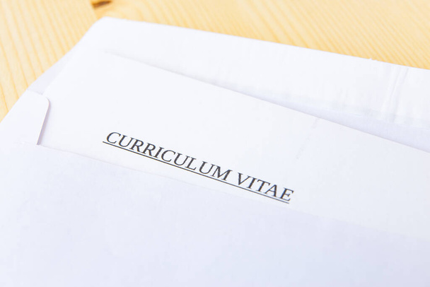 Ansioluettelo kirjekuoressa; lähetä ja vastaanota vurriculum vitae - Valokuva, kuva