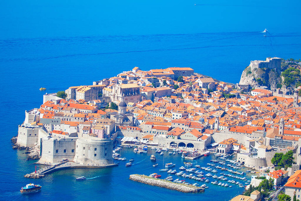 Dubrovnik 'in en iyi manzarası. Hırvatistan 'ın ortaçağ kasabası. Adriyatik Deniz Kıyısında tarihi yerleşim  - Fotoğraf, Görsel