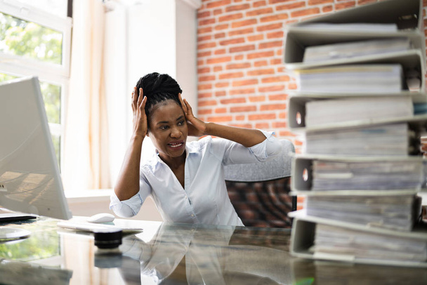 Afro-Amerikaanse zakenvrouw moe en gestrest - Foto, afbeelding