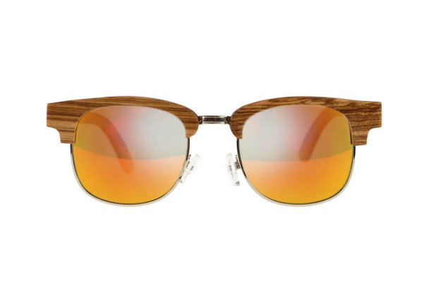 Gafas con borde madera-metal y gafas marrón-naranja sobre fondo blanco
 - Foto, imagen